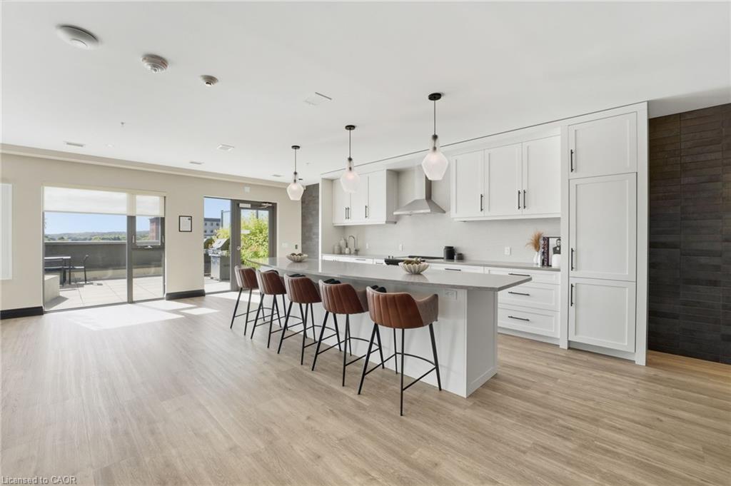 1410-15 Glebe Street, Cambridge, ON - Indoor Photo Showing Kitchen With Upgraded Kitchen