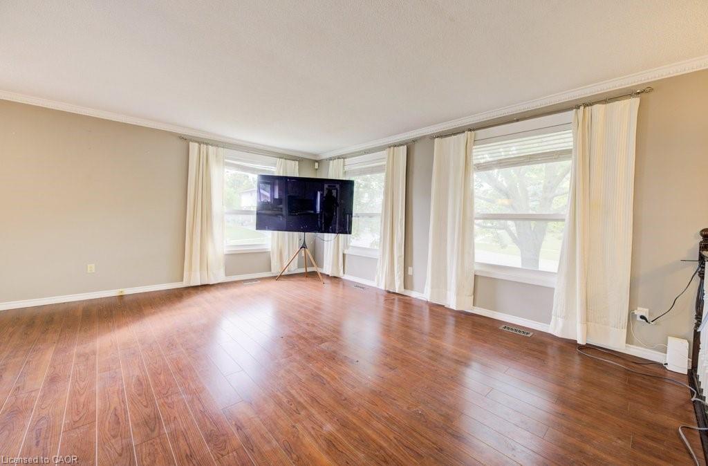 7 Folkstone Crescent, Kitchener, ON - Indoor Photo Showing Living Room