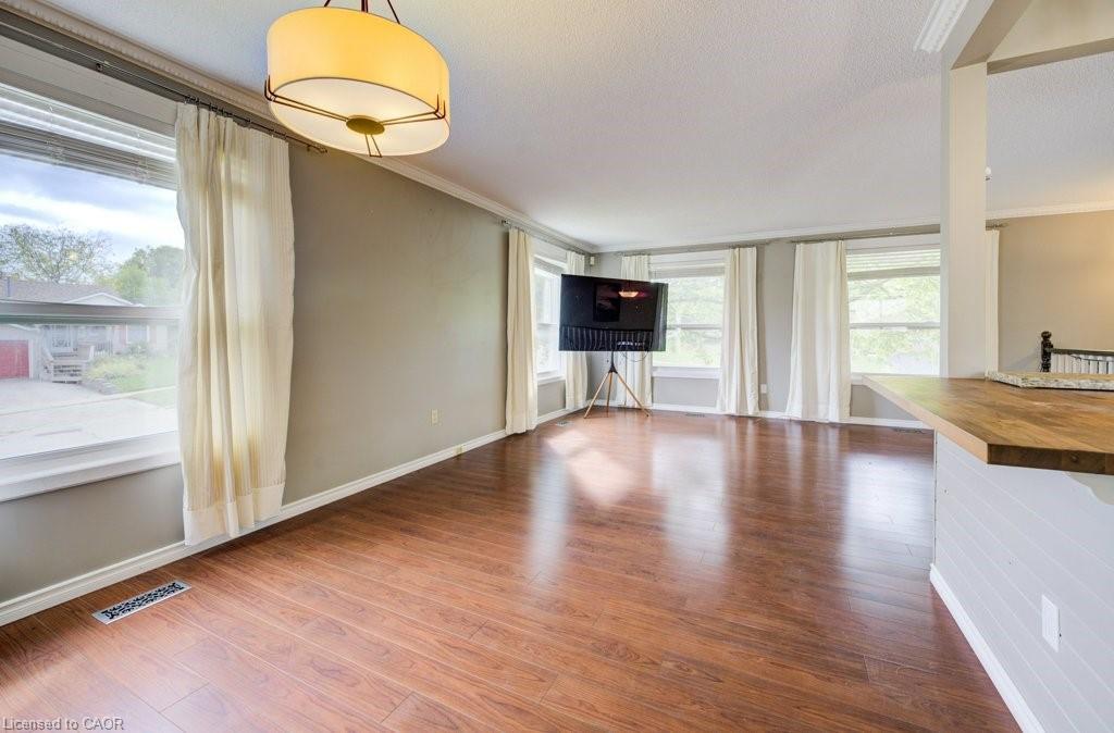 7 Folkstone Crescent, Kitchener, ON - Indoor Photo Showing Living Room