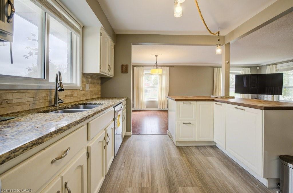 7 Folkstone Crescent, Kitchener, ON - Indoor Photo Showing Kitchen With Double Sink