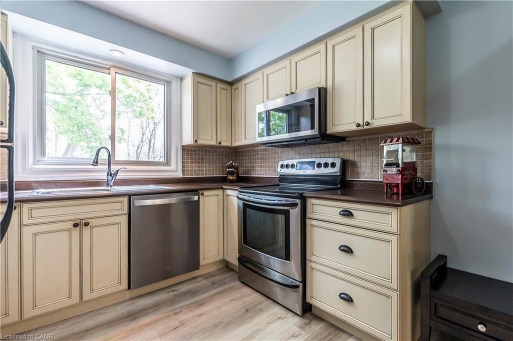 7-121 Morgan Avenue, Kitchener, ON - Indoor Photo Showing Kitchen With Double Sink