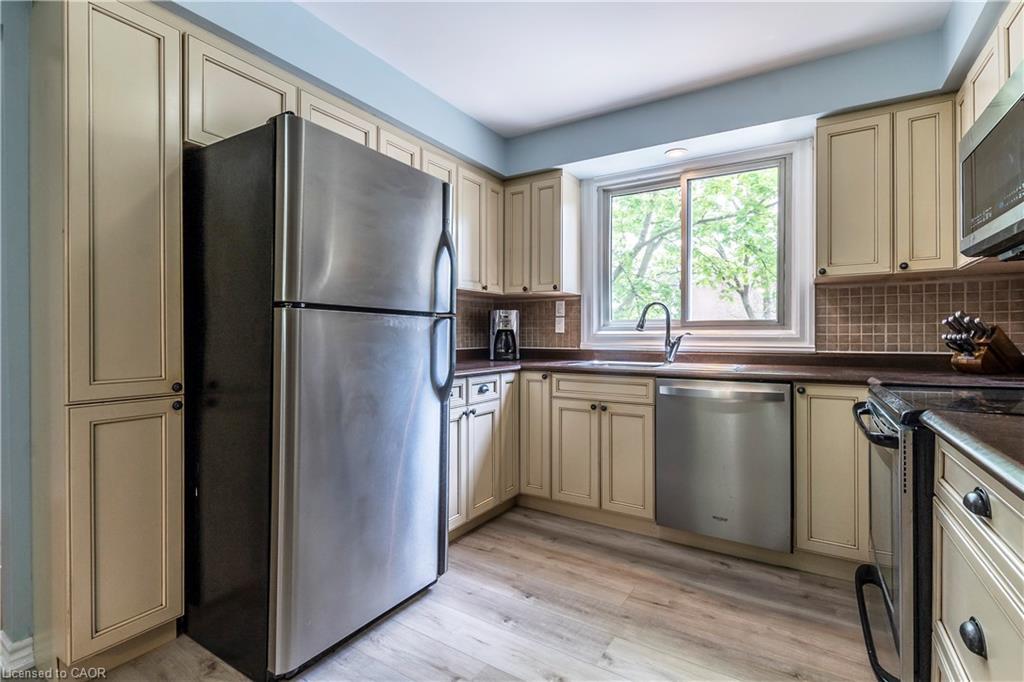 7-121 Morgan Avenue, Kitchener, ON - Indoor Photo Showing Kitchen