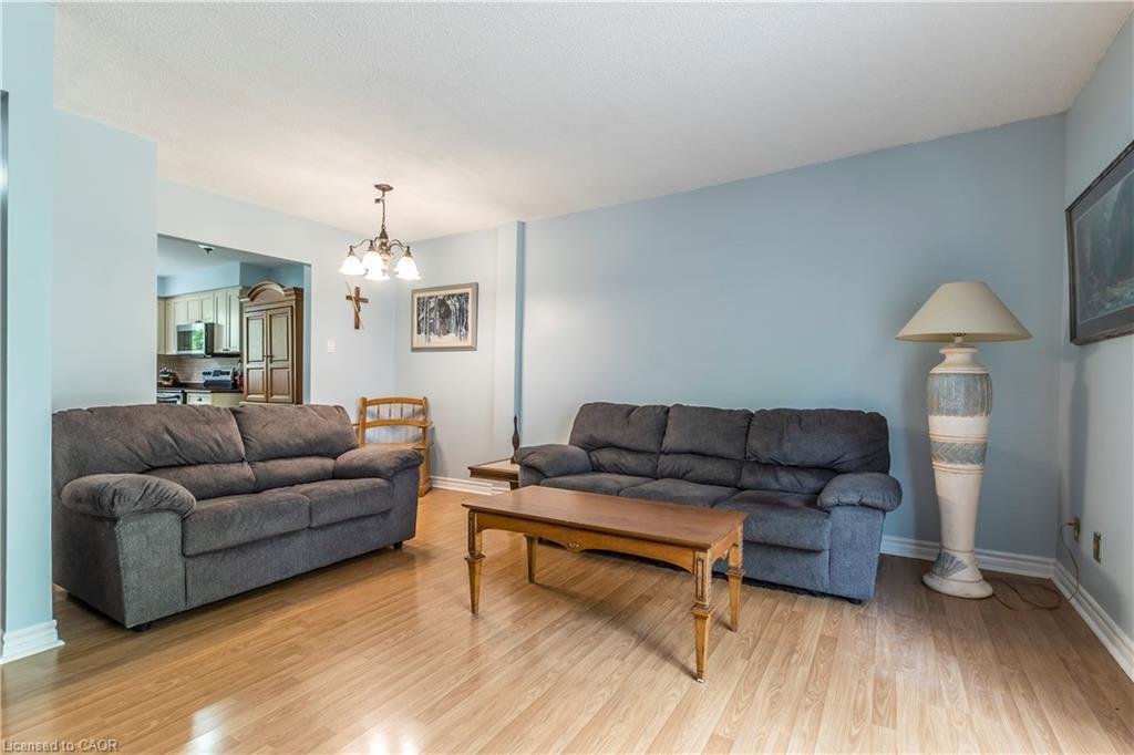 7-121 Morgan Avenue, Kitchener, ON - Indoor Photo Showing Living Room