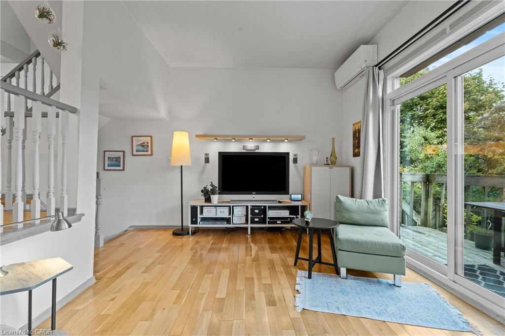 7-1967 Main Street W, Hamilton, ON - Indoor Photo Showing Living Room