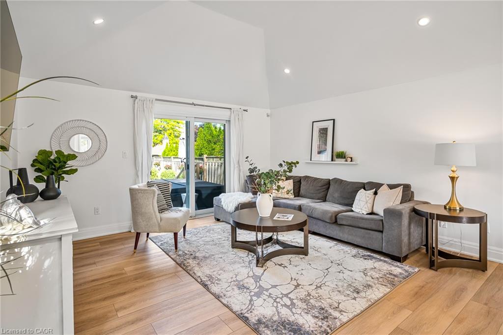 2905 Butler'S Walk, Lincoln, ON - Indoor Photo Showing Living Room