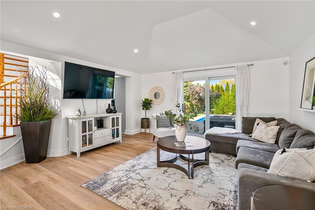2905 Butler'S Walk, Lincoln, ON - Indoor Photo Showing Living Room