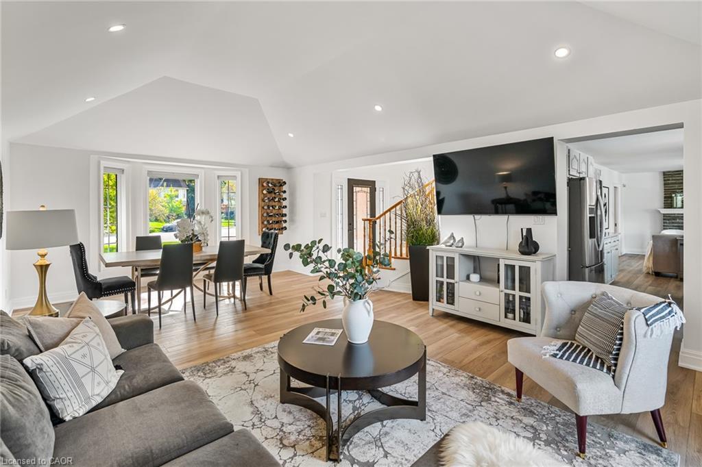 2905 Butler'S Walk, Lincoln, ON - Indoor Photo Showing Living Room
