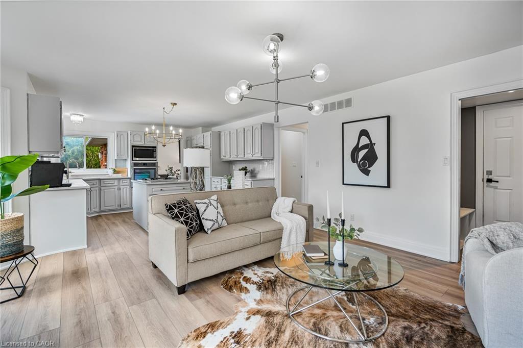 2905 Butler'S Walk, Lincoln, ON - Indoor Photo Showing Living Room