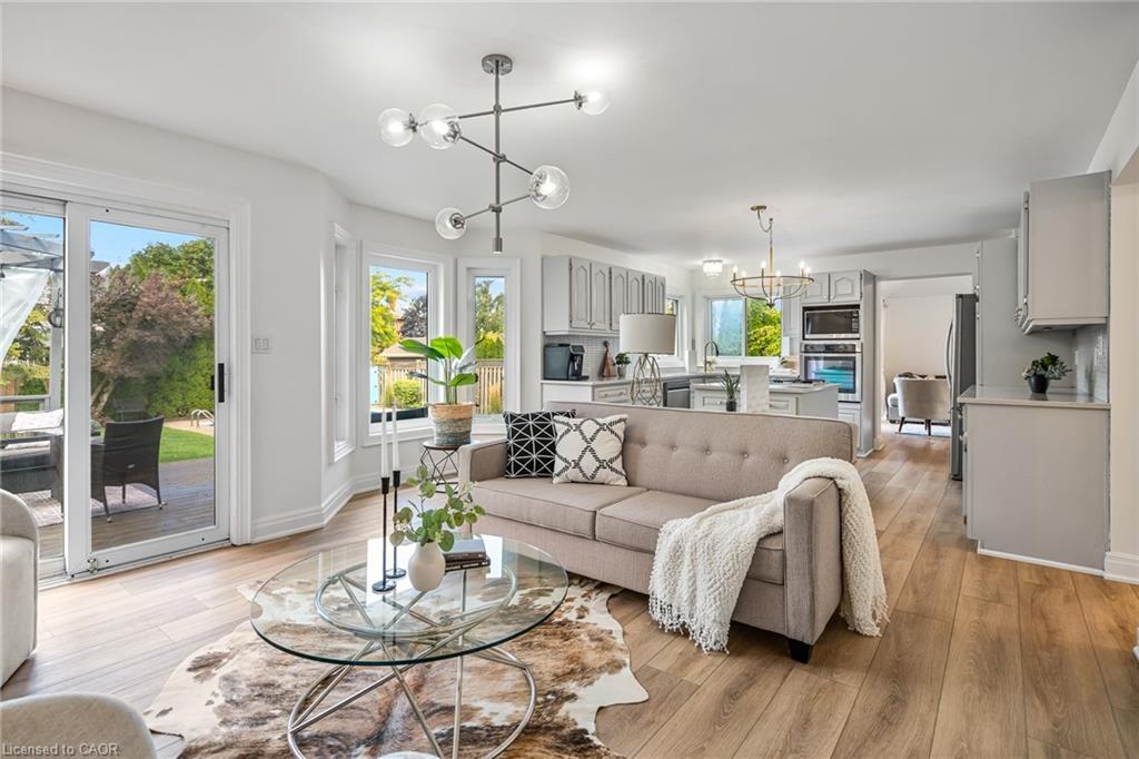 2905 Butler'S Walk, Lincoln, ON - Indoor Photo Showing Living Room