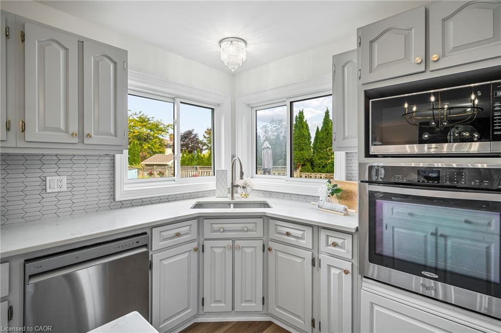 2905 Butler'S Walk, Lincoln, ON - Indoor Photo Showing Kitchen