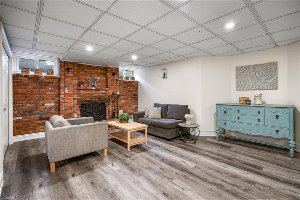 2905 Butler'S Walk, Lincoln, ON - Indoor With Fireplace