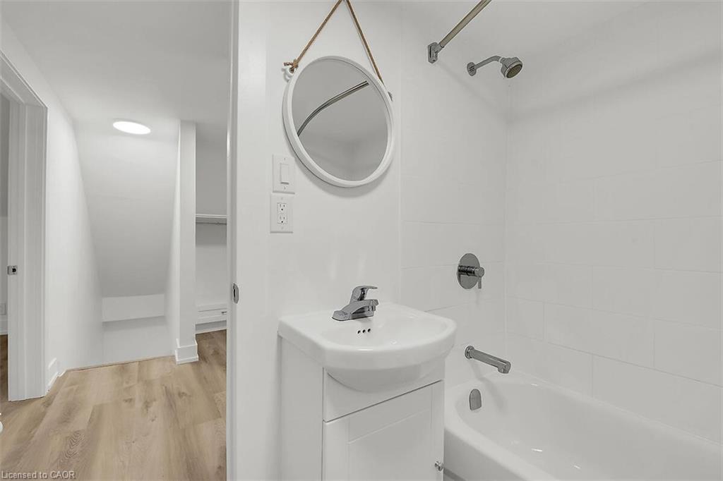 34 Rykert Street, St. Catharines, ON - Indoor Photo Showing Bathroom
