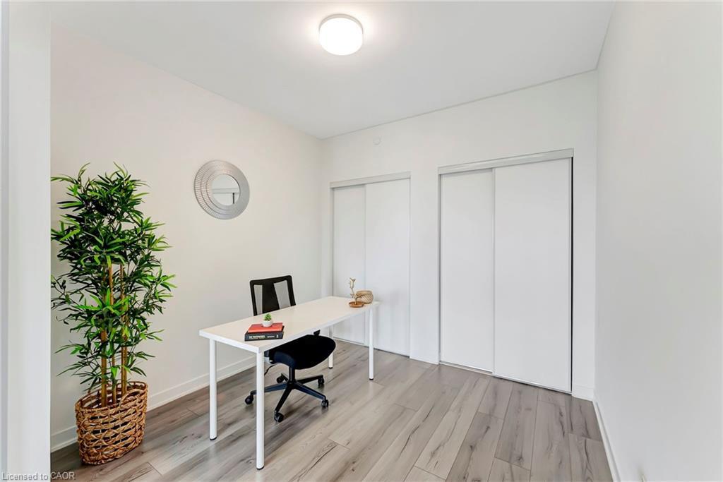 702-405 Dundas Street W, Oakville, ON - Indoor