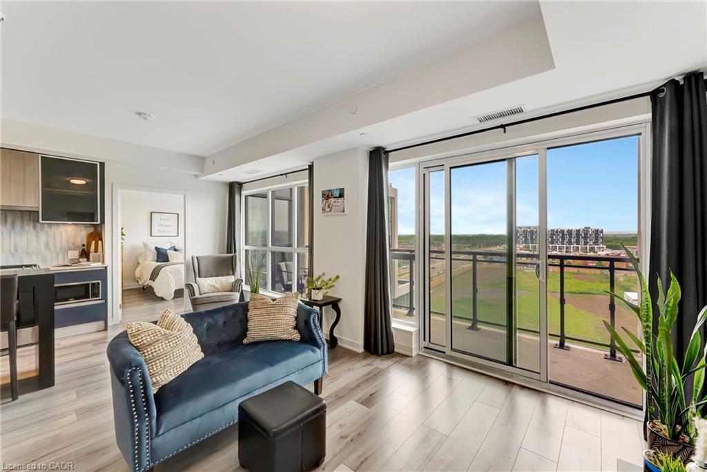702-405 Dundas Street W, Oakville, ON - Indoor Photo Showing Living Room