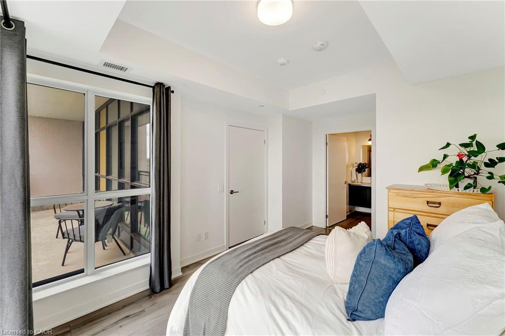 702-405 Dundas Street W, Oakville, ON - Indoor Photo Showing Bedroom