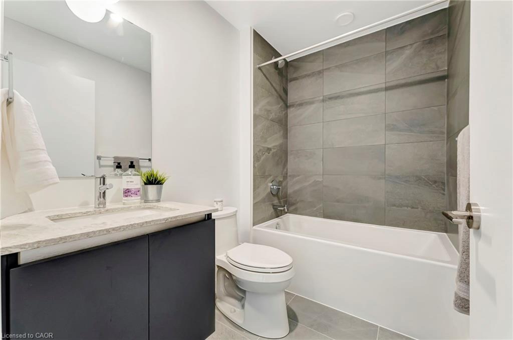 702-405 Dundas Street W, Oakville, ON - Indoor Photo Showing Bathroom