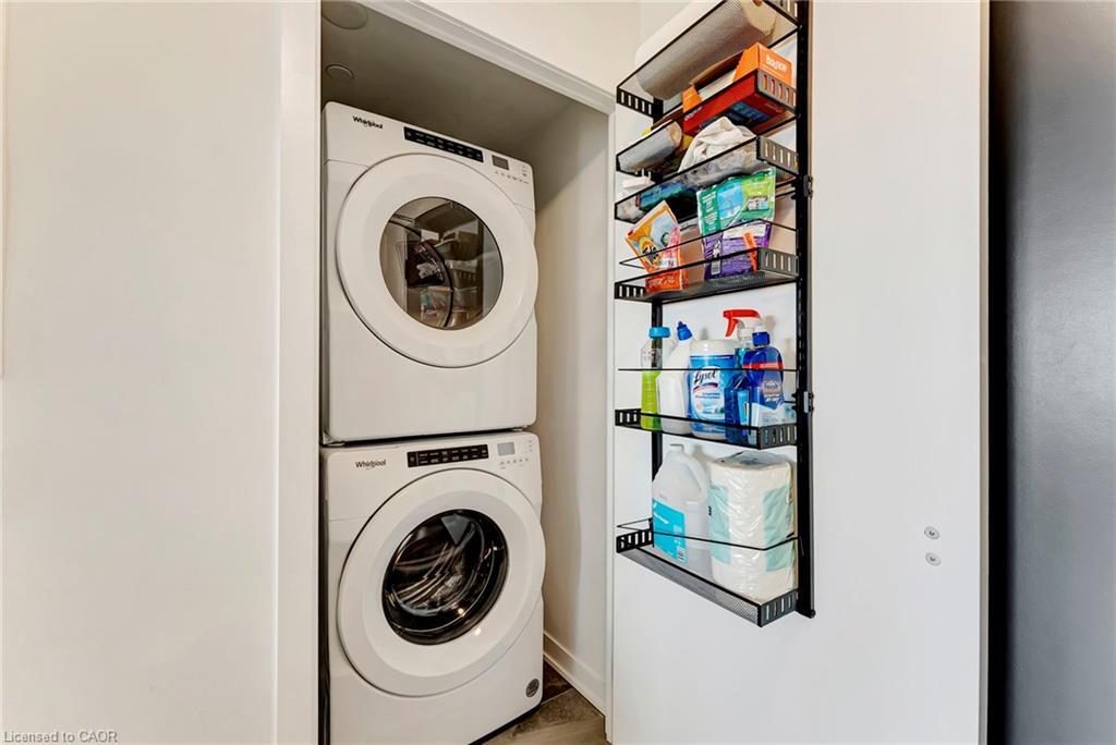 702-405 Dundas Street W, Oakville, ON - Indoor Photo Showing Laundry Room