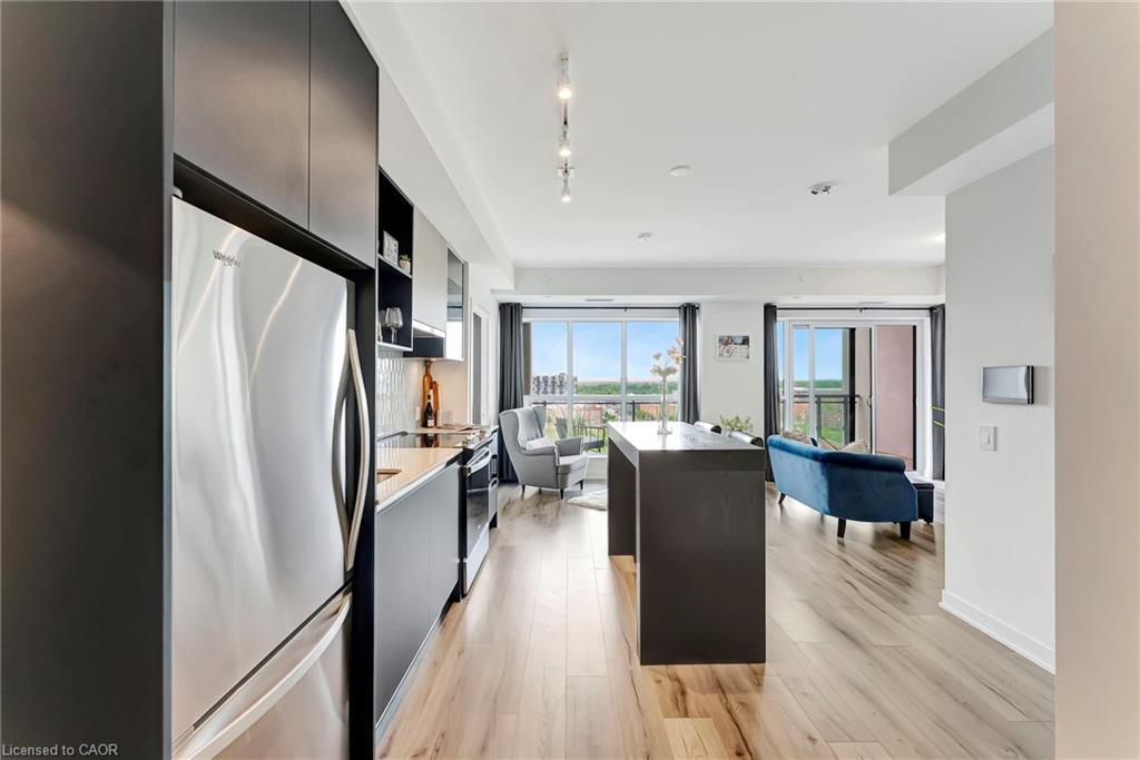 702-405 Dundas Street W, Oakville, ON - Indoor Photo Showing Kitchen With Upgraded Kitchen