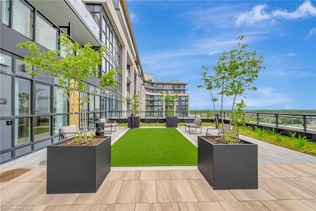 702-405 Dundas Street W, Oakville, ON - Outdoor