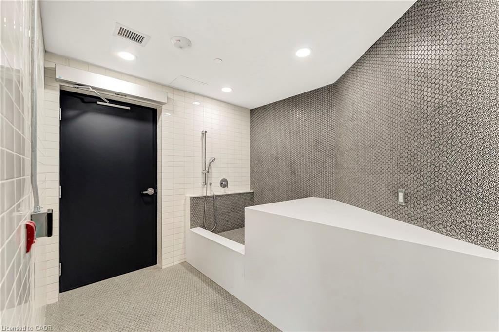 702-405 Dundas Street W, Oakville, ON - Indoor Photo Showing Other Room