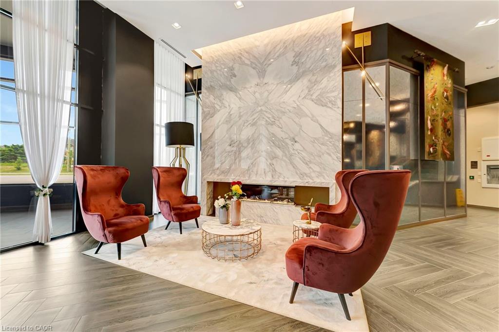 702-405 Dundas Street W, Oakville, ON - Indoor