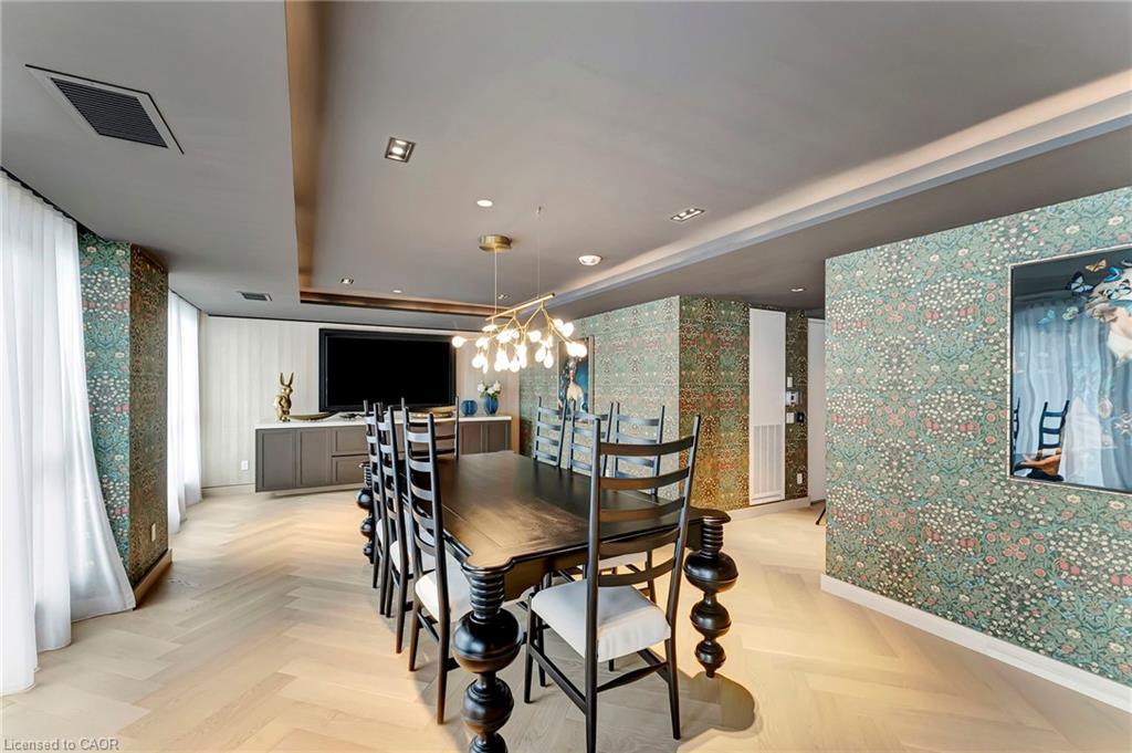 702-405 Dundas Street W, Oakville, ON - Indoor