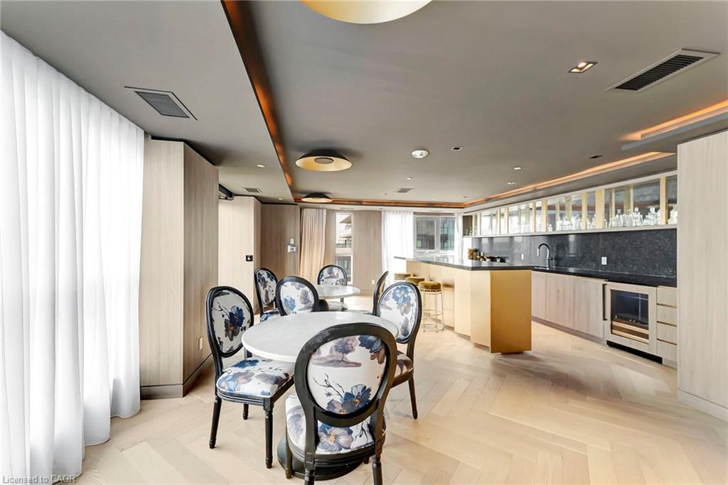 702-405 Dundas Street W, Oakville, ON - Indoor