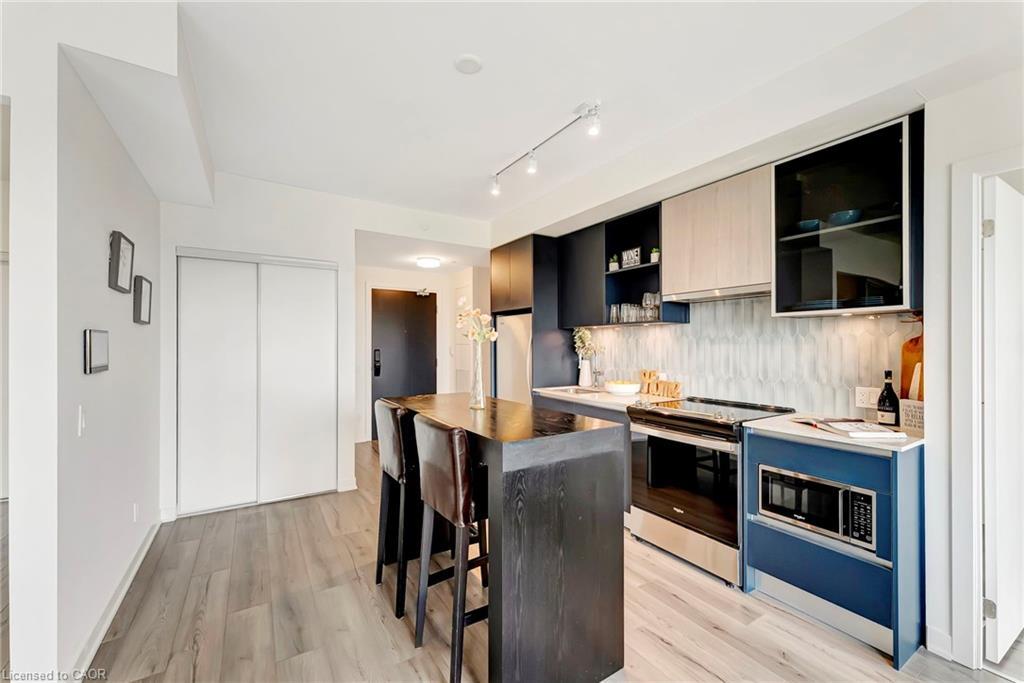 702-405 Dundas Street W, Oakville, ON - Indoor Photo Showing Kitchen With Upgraded Kitchen