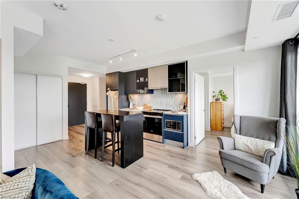 702-405 Dundas Street W, Oakville, ON - Indoor