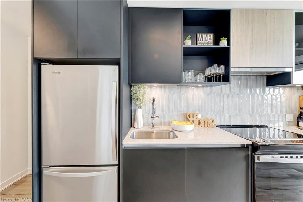 702-405 Dundas Street W, Oakville, ON - Indoor Photo Showing Kitchen