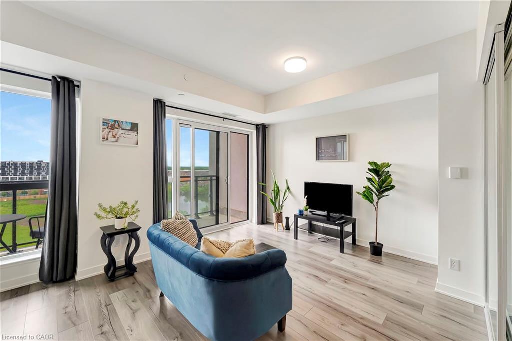 702-405 Dundas Street W, Oakville, ON - Indoor Photo Showing Living Room