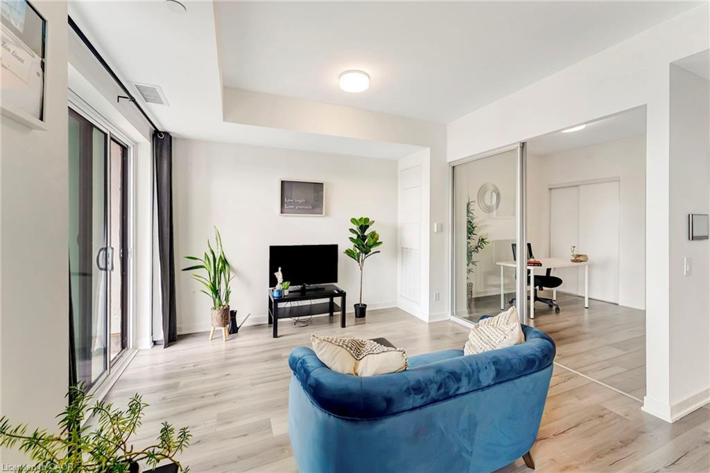 702-405 Dundas Street W, Oakville, ON - Indoor Photo Showing Living Room