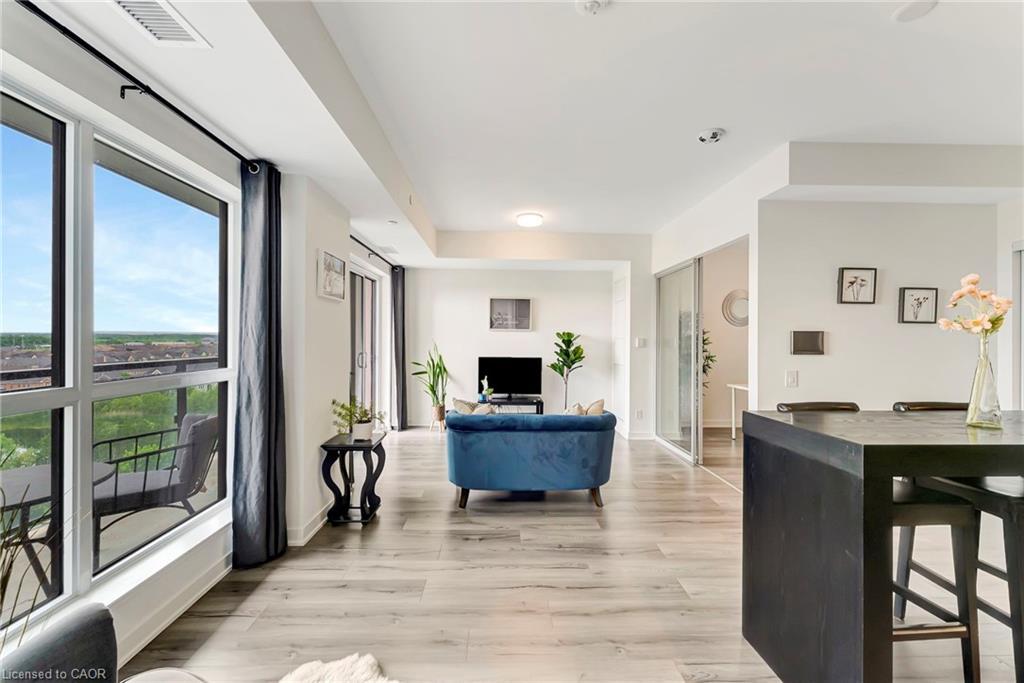 702-405 Dundas Street W, Oakville, ON - Indoor