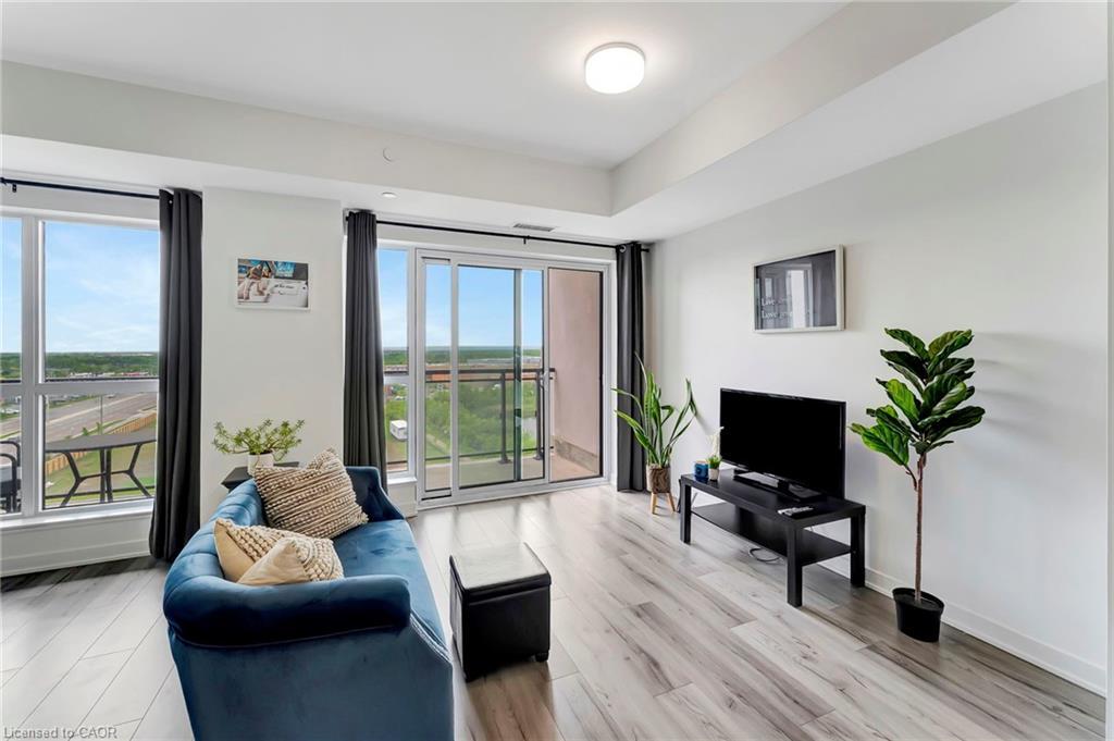 702-405 Dundas Street W, Oakville, ON - Indoor Photo Showing Living Room