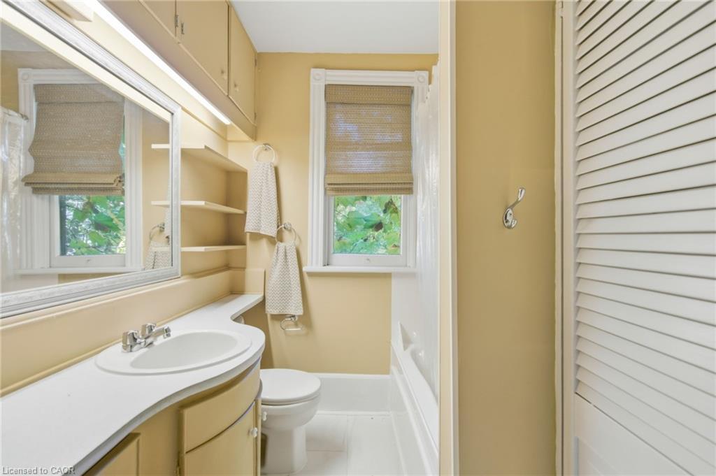 2-223 Bay Street S, Hamilton, ON - Indoor Photo Showing Bathroom