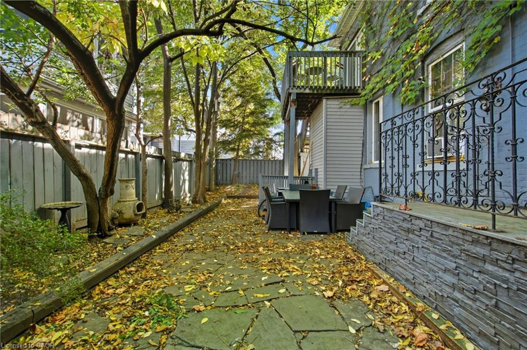 2-223 Bay Street S, Hamilton, ON - Outdoor