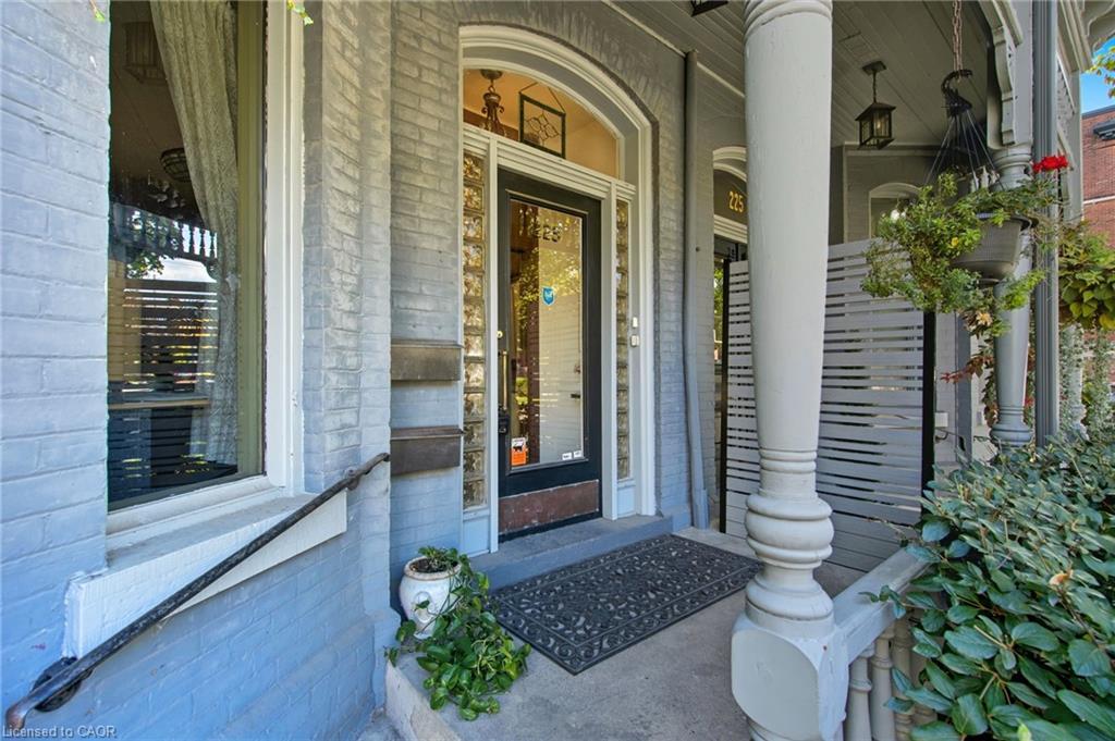 2-223 Bay Street S, Hamilton, ON - Outdoor