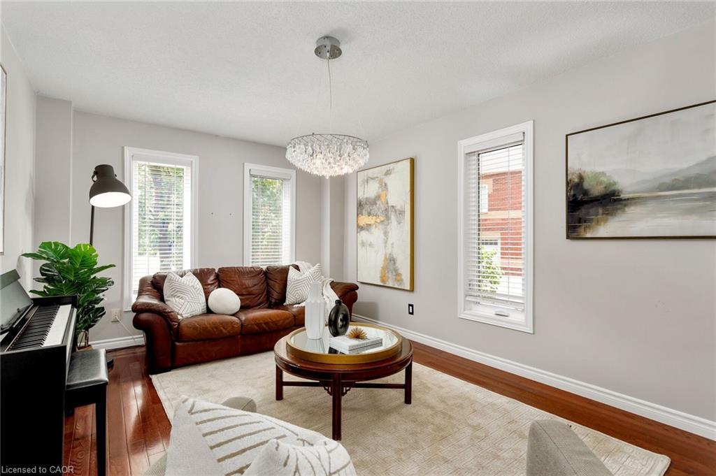 7-2006 Glenada Crescent, Oakville, ON - Indoor Photo Showing Living Room