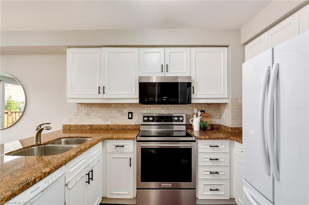7-2006 Glenada Crescent, Oakville, ON - Indoor Photo Showing Kitchen With Double Sink
