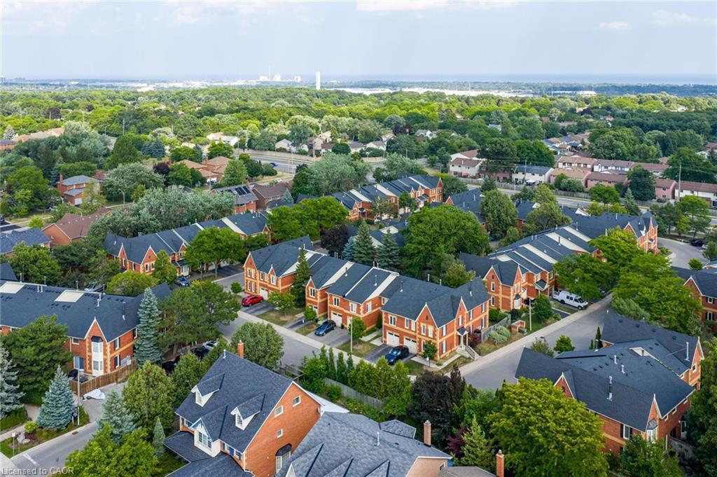 7-2006 Glenada Crescent, Oakville, ON - Outdoor With View