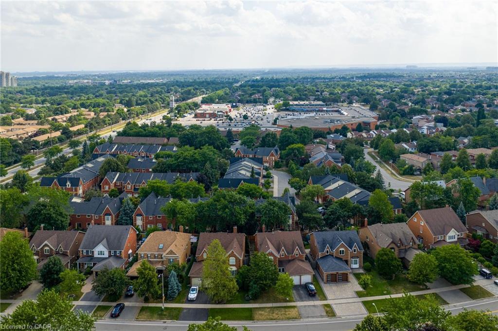 7-2006 Glenada Crescent, Oakville, ON - Outdoor With View