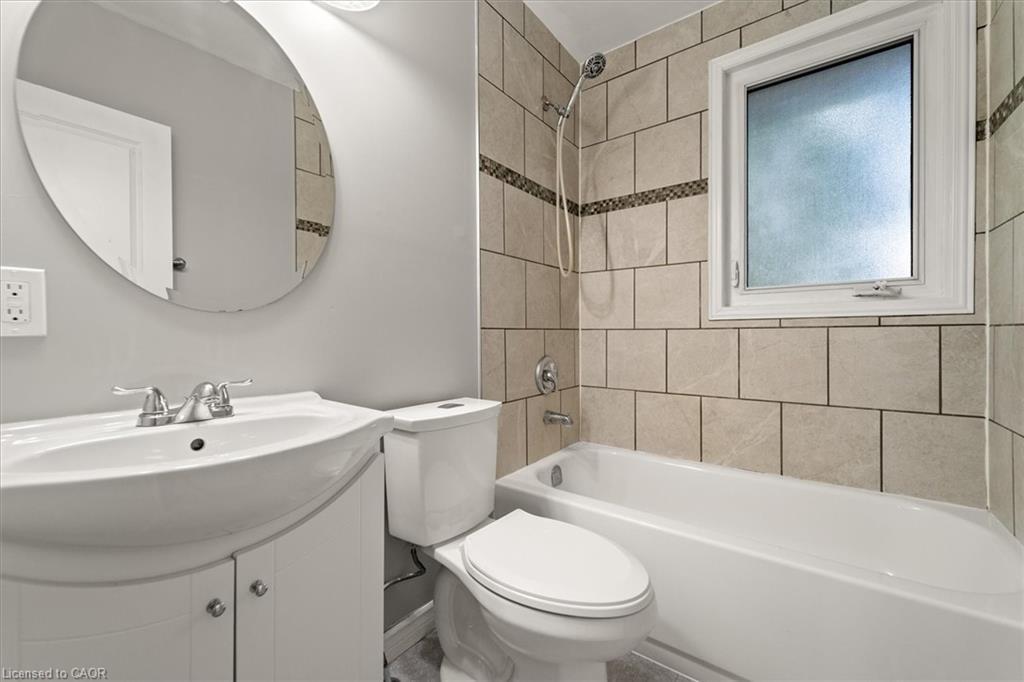 Main-188 St Vincent Street, Barrie, ON - Indoor Photo Showing Bathroom