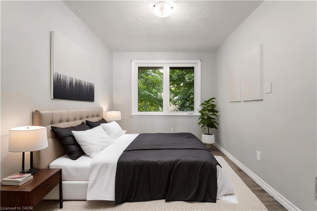 Main-188 St Vincent Street, Barrie, ON - Indoor Photo Showing Bedroom