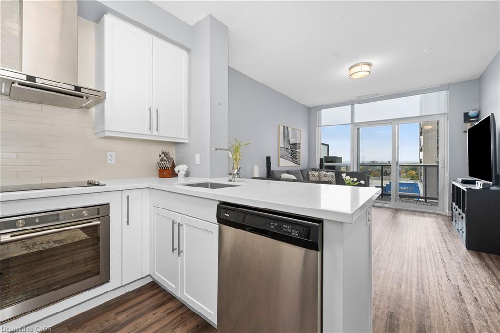906-2087 Fairview Street, Burlington, ON - Indoor Photo Showing Kitchen