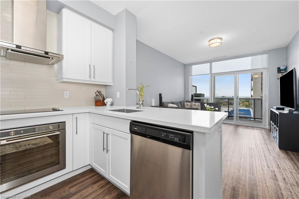 906-2087 Fairview Street, Burlington, ON - Indoor Photo Showing Kitchen