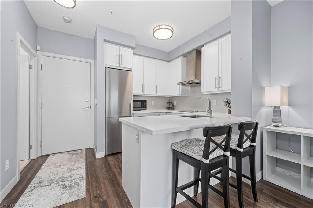 906-2087 Fairview Street, Burlington, ON - Indoor Photo Showing Kitchen