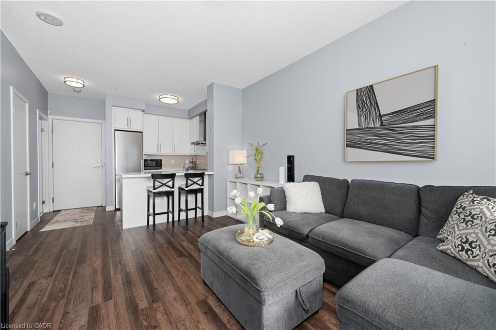 906-2087 Fairview Street, Burlington, ON - Indoor Photo Showing Living Room