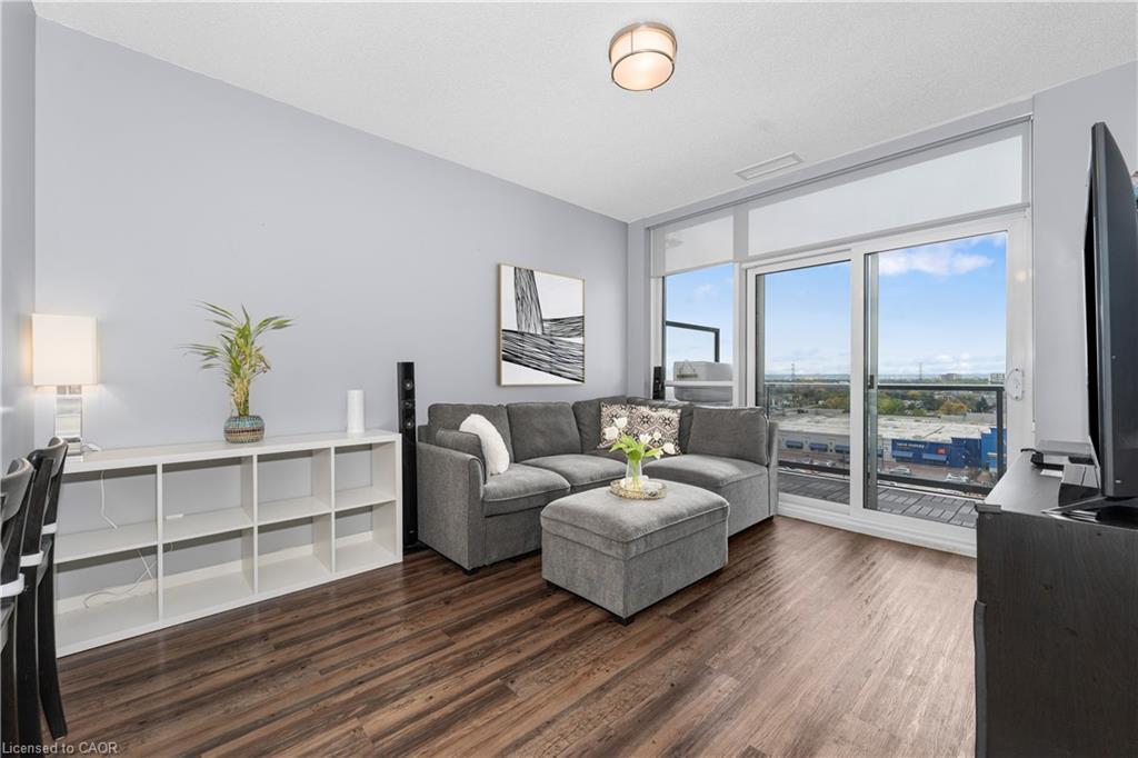 906-2087 Fairview Street, Burlington, ON - Indoor Photo Showing Living Room