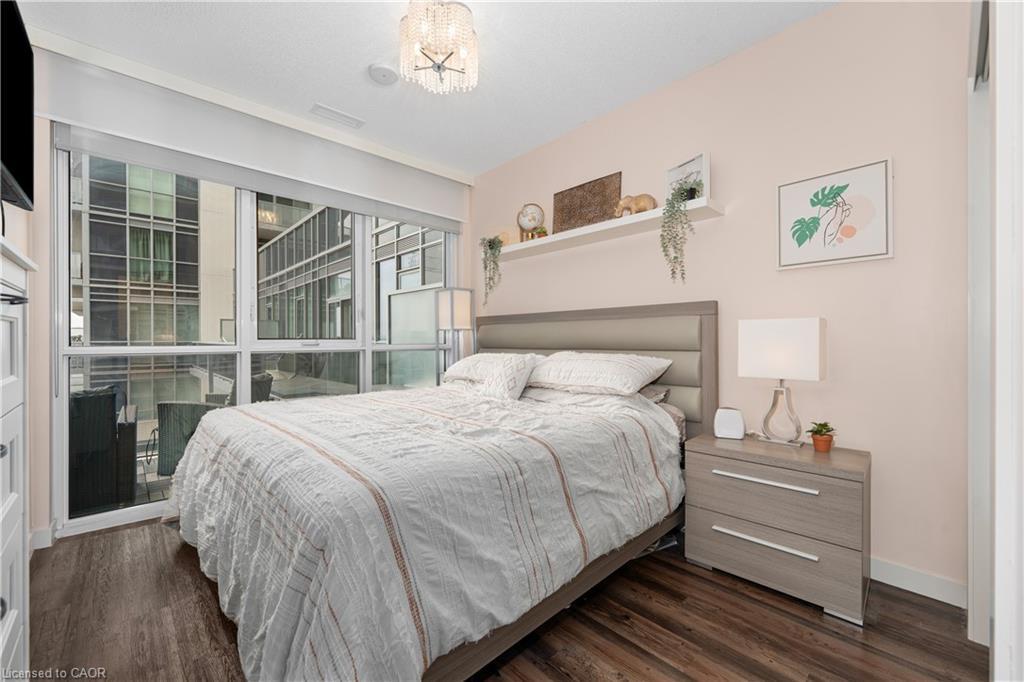 906-2087 Fairview Street, Burlington, ON - Indoor Photo Showing Bedroom