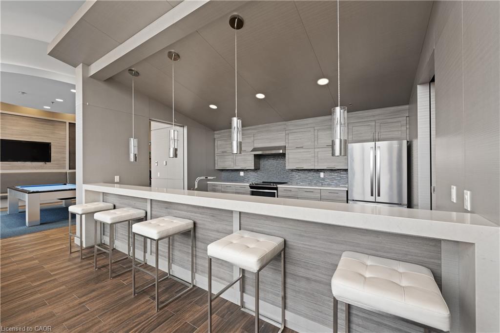 906-2087 Fairview Street, Burlington, ON - Indoor Photo Showing Kitchen With Upgraded Kitchen